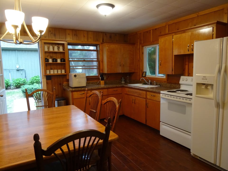 The kitchen seats 6+.