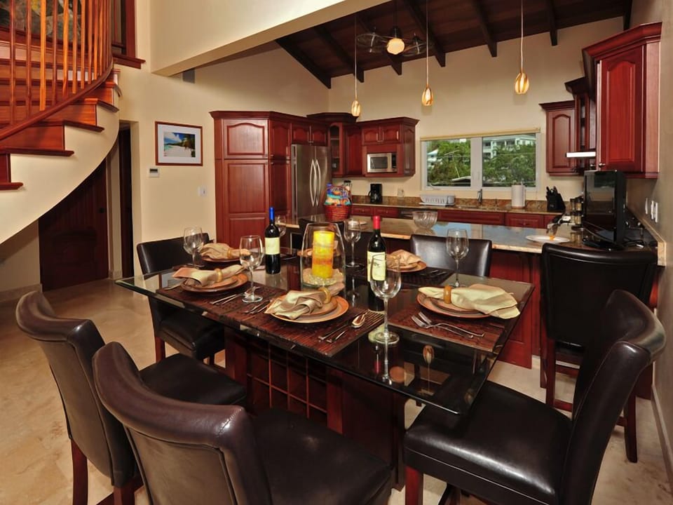 Dining For 6 While Enjoying The Central Cooling AC