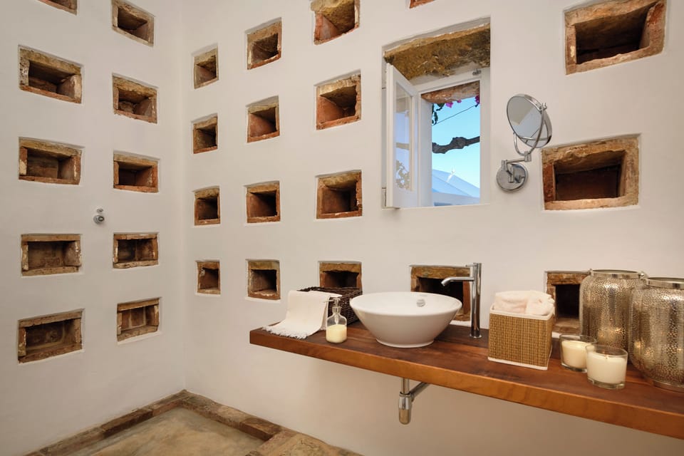 Exclusive Double Room, Pool View, Garden Area (Jardim) | Bathroom | Free toiletries, hair dryer, bathrobes, slippers
