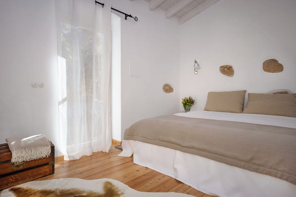 Exclusive Double Room, Pool View, Garden Area (Jardim) | In-room safe, blackout drapes, iron/ironing board, free WiFi