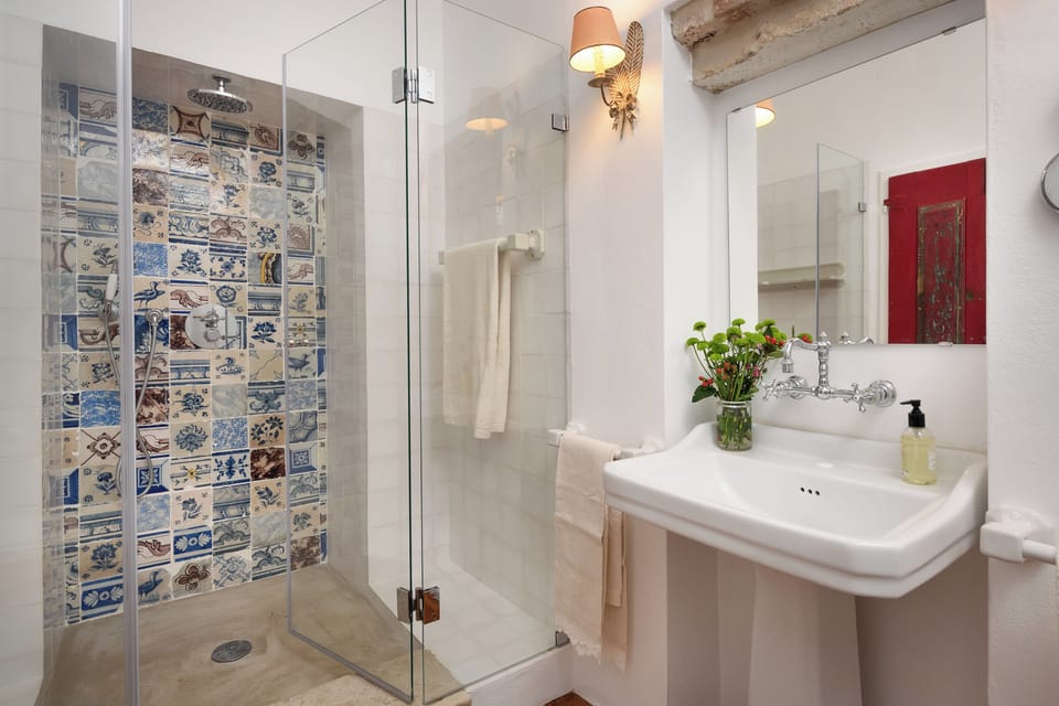 Comfort Double or Twin Room, City View (Azul) | Bathroom | Free toiletries, hair dryer, bathrobes, slippers