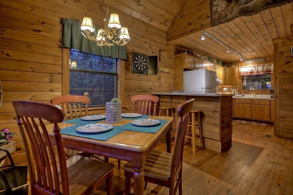dining room and bar seating for 6