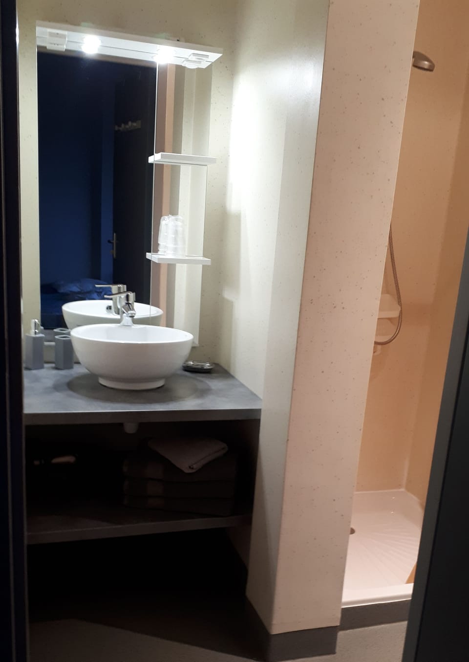 Family Triple Room, Multiple Beds (Poivre et sel) | Bathroom | Shower, free toiletries, hair dryer, towels