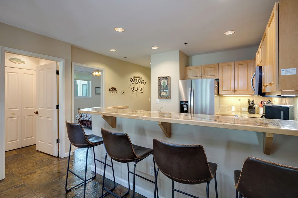 Kitchen and Bartop