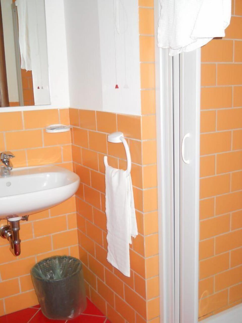 Basic Double Room, 1 Large Twin Bed | Bathroom | Shower, hair dryer, bidet, towels