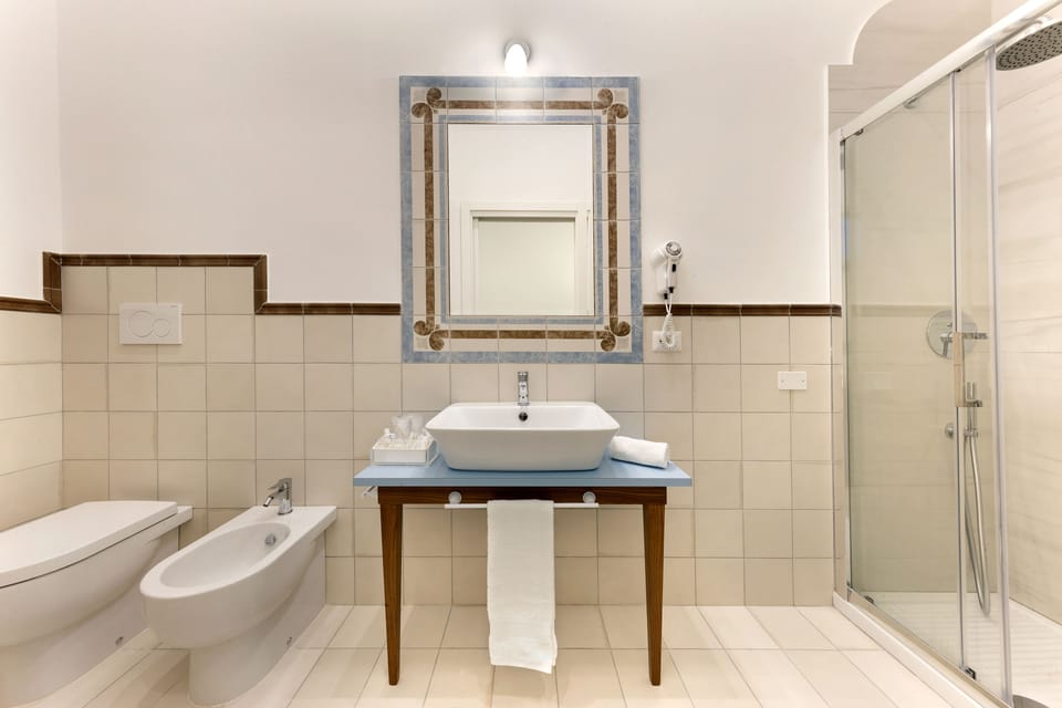 Standard Double or Twin Room | Bathroom | Shower, rainfall showerhead, free toiletries, hair dryer