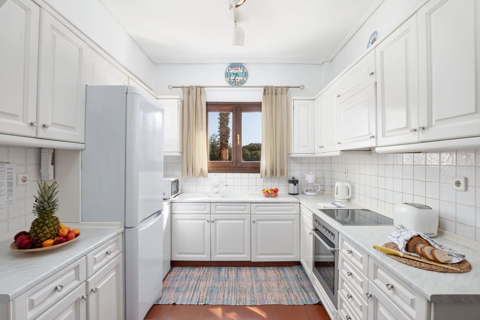 Fully Fiitted Kitchen