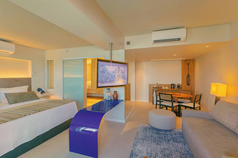 Standard Room 2 | Minibar, in-room safe, laptop workspace, blackout drapes