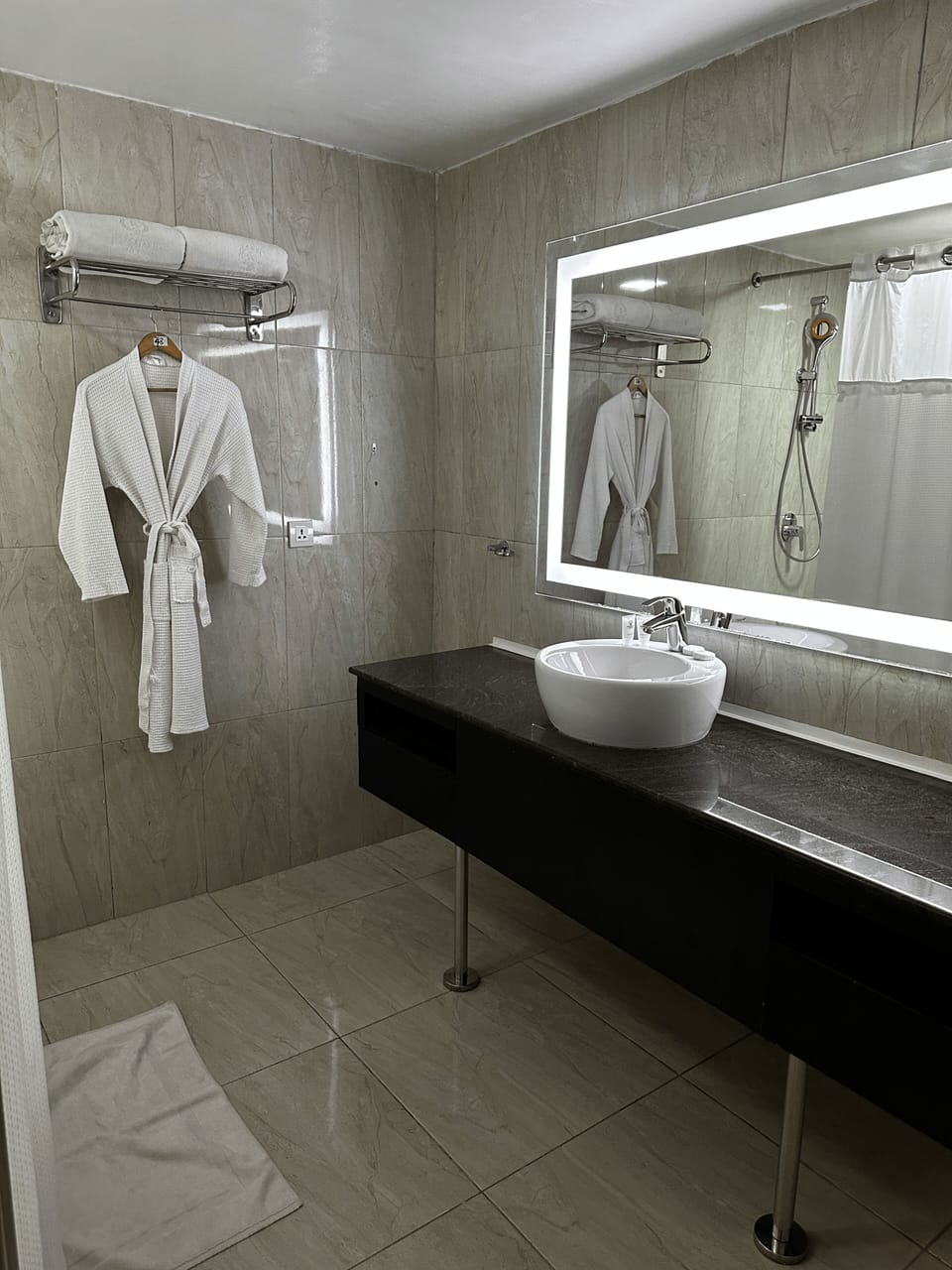 Executive Room | Bathroom | Combined shower/tub, deep soaking tub, rainfall showerhead