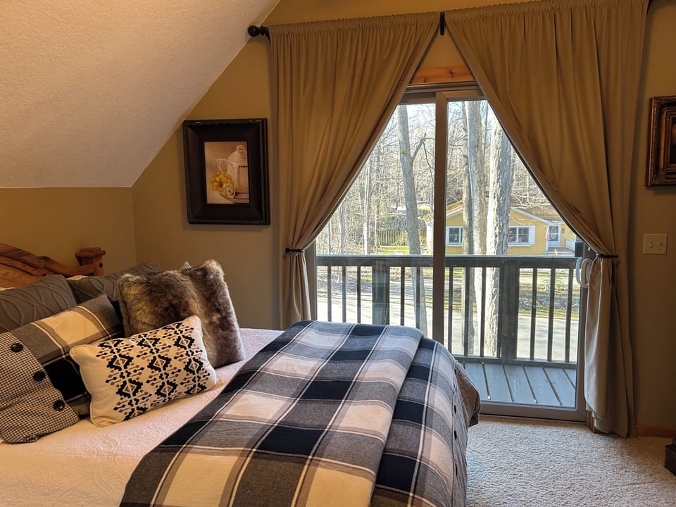 Queen bed upper level.