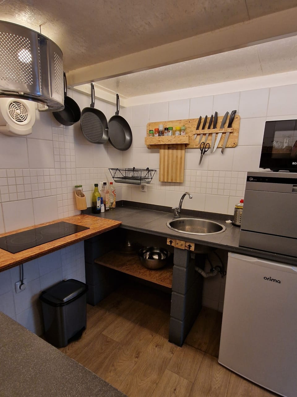 Kitchen or kitchenette