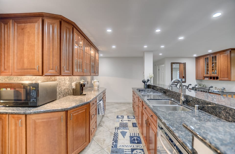 Huge Counter Top for plenty of Cooking