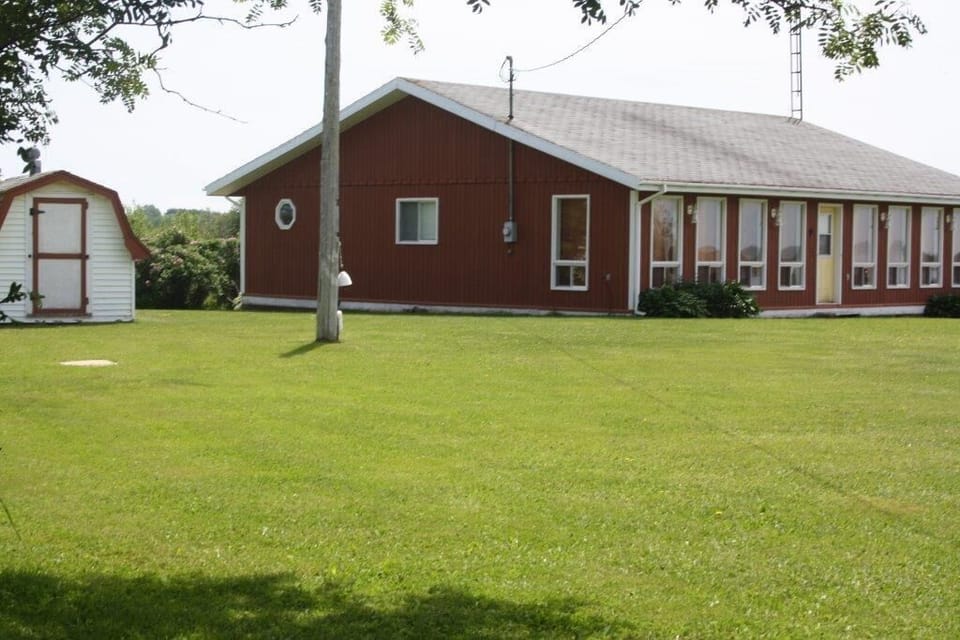 Large side yard of Grandview  Cottage