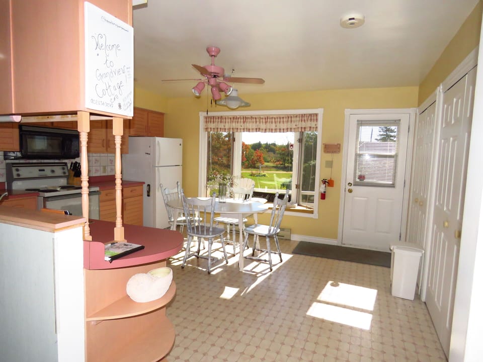 Eat-in kitchen