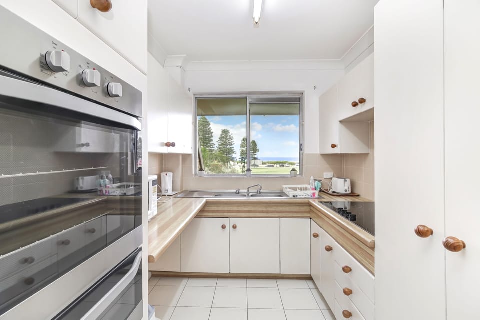 Superior Apartment, 2 Bedrooms, Ocean View, Beachside | Private kitchen | Fridge, microwave, oven, stovetop