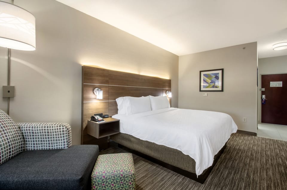 Premium bedding, in-room safe, desk, blackout drapes