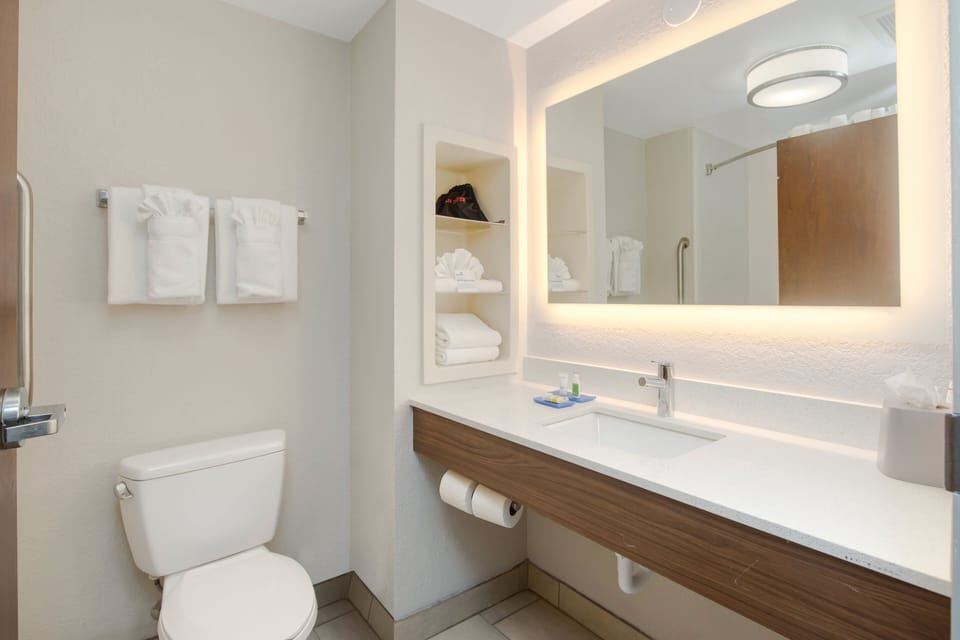 Standard Room, 1 King Bed | Bathroom | Combined shower/tub, hair dryer, towels