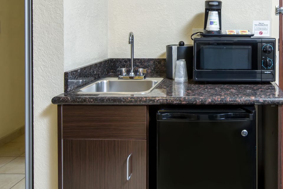 Standard Room, 1 King Bed, Accessible (Communications, Accessible Tub) | Private kitchenette | Coffee/tea maker, fridge, microwave