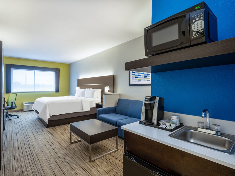 Studio Suite, 1 King Bed (Additional Living Area) | Desk, blackout drapes, iron/ironing board, free WiFi