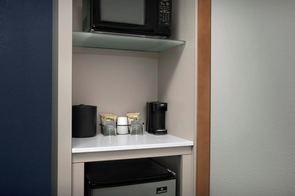 Premium bedding, in-room safe, desk, laptop workspace