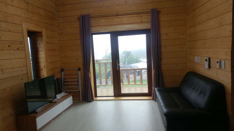 Family Duplex (4) | Living area | Flat-screen TV, heated floors