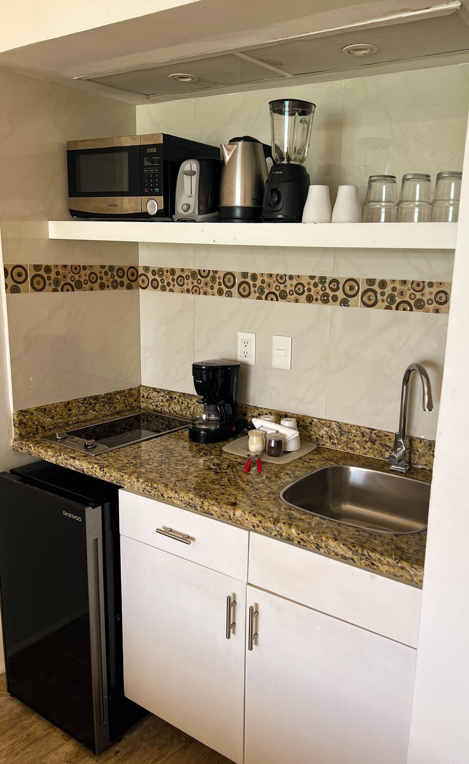 Electric ceramic hob and utensils
