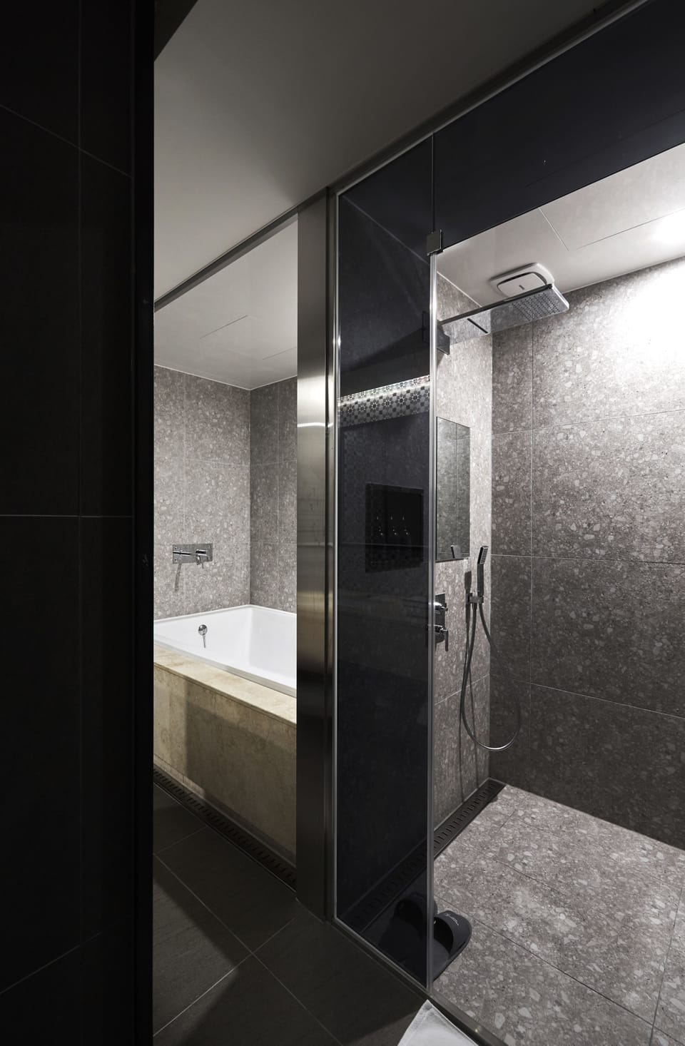 VIP Twin / Max 2 | Bathroom shower