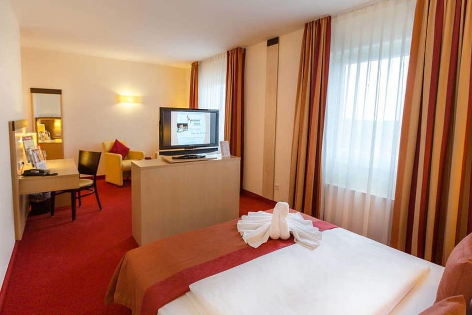 Suite | Desk, soundproofing, cribs/infant beds, rollaway beds