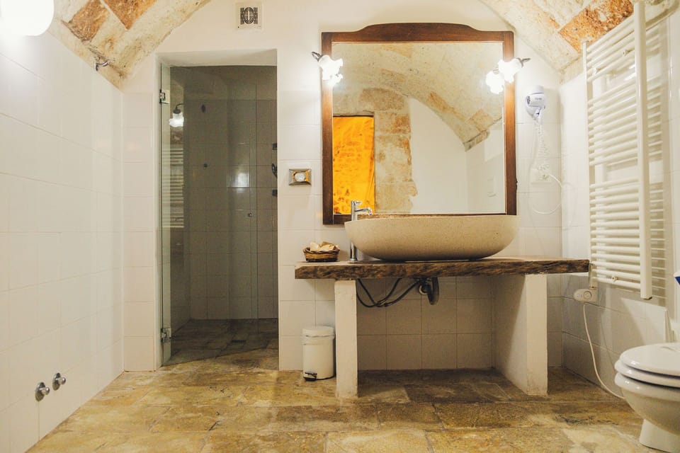 Junior Suite | Bathroom | Free toiletries, hair dryer, slippers, bidet