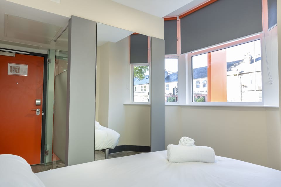 Double Room | Soundproofing, iron/ironing board, free WiFi, wheelchair access