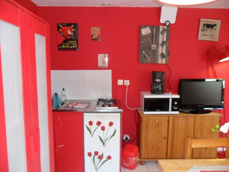 Standard Studio, 1 Queen Bed (No.1&3) | Living area | Flat-screen TV