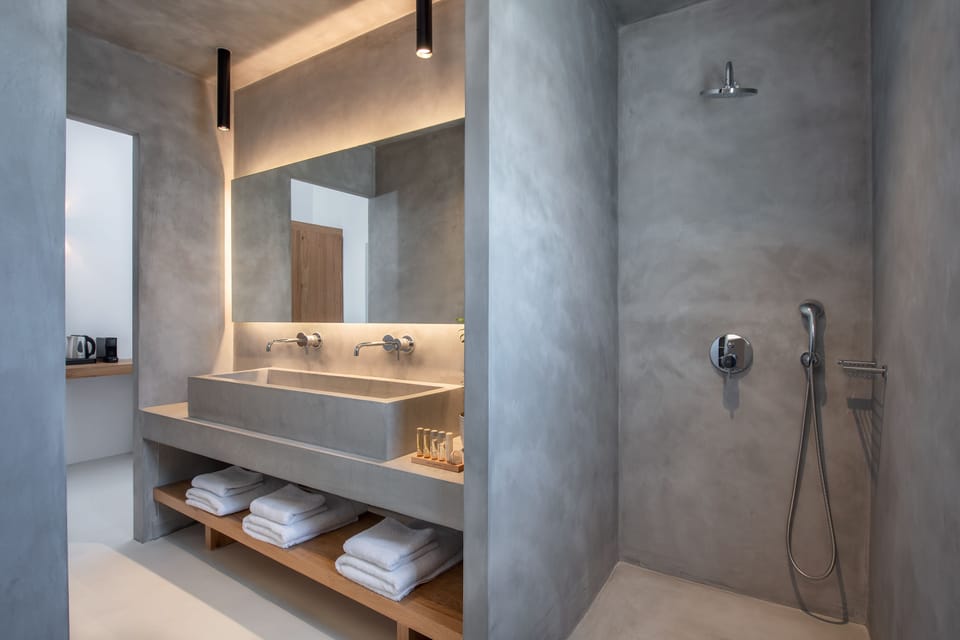 Junior Studio Suite, Hot Tub | Bathroom | Separate tub and shower, free toiletries, hair dryer, slippers