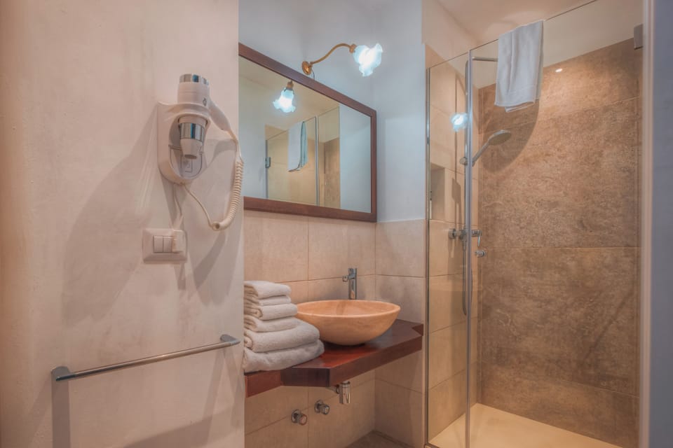 Comfort Double Room | Bathroom | Shower, rainfall showerhead, bidet, towels