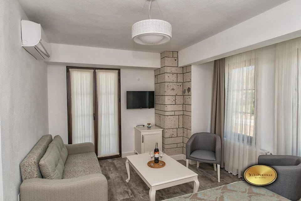 Deluxe Room, Balcony | Living room | 32-inch LCD TV with satellite channels, TV