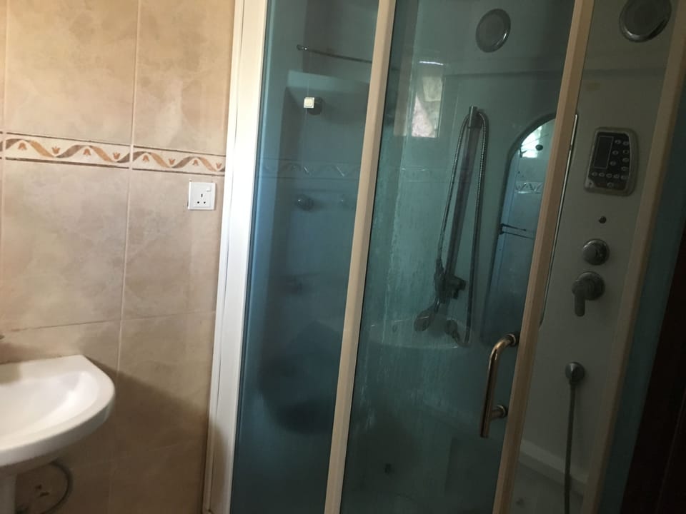 Shower, rainfall showerhead, free toiletries, towels