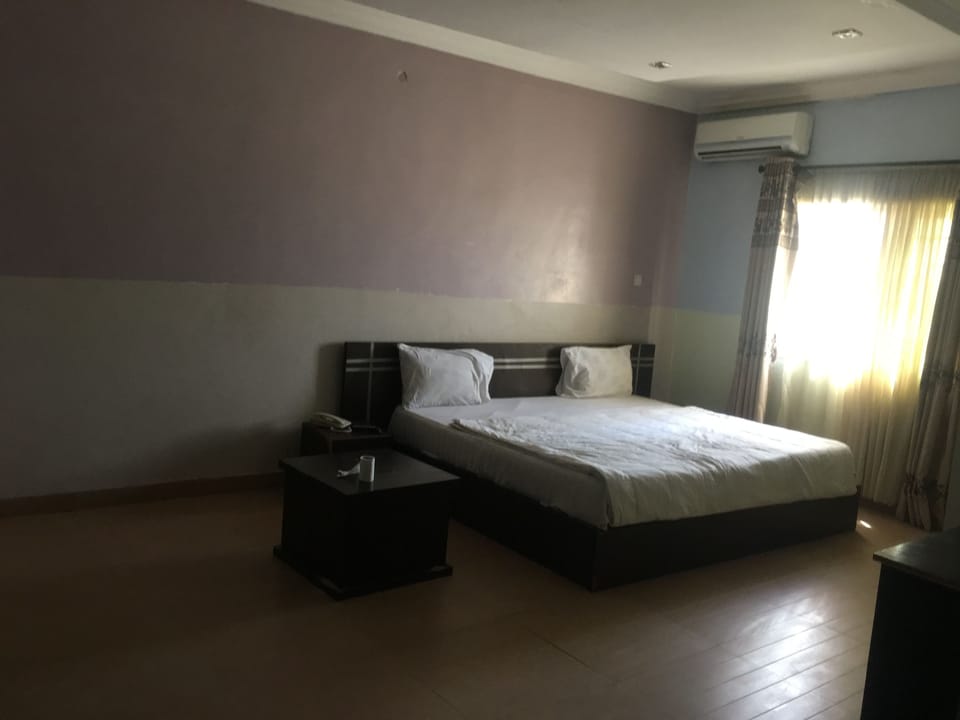 Presidential Room | In-room safe, desk, bed sheets