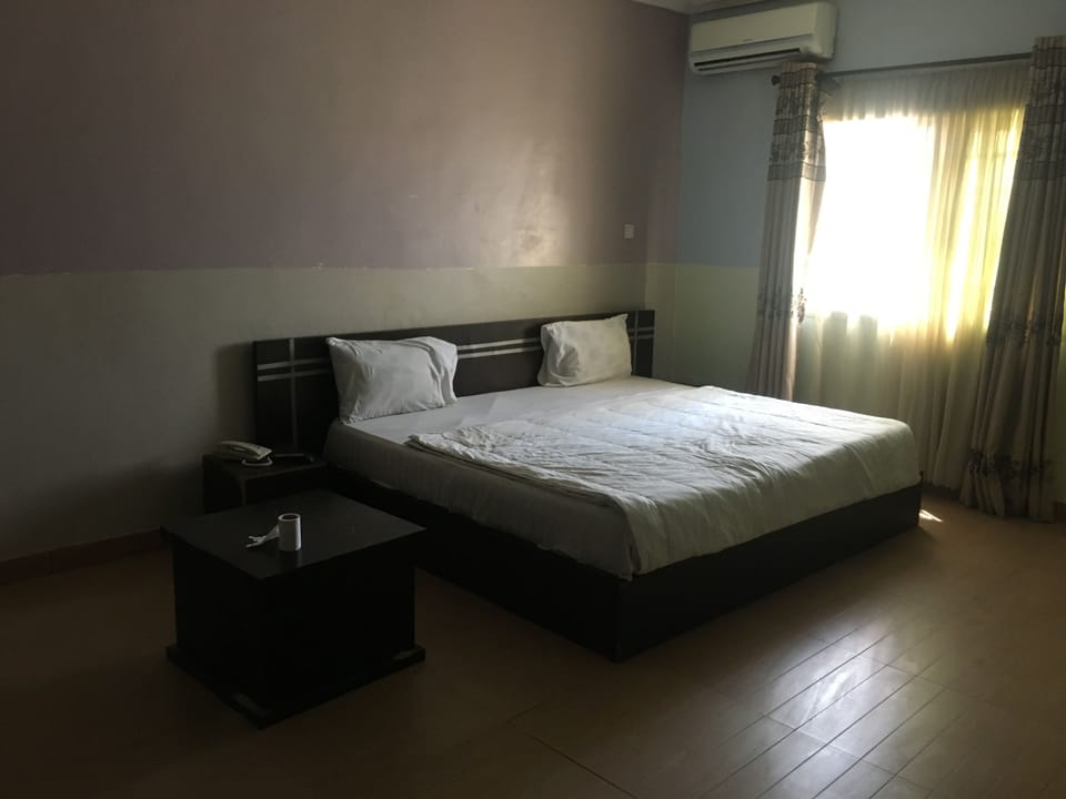 Presidential Room | In-room safe, desk, bed sheets
