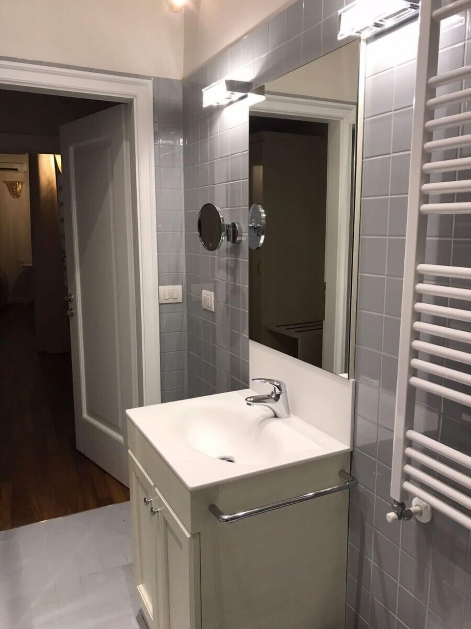 Shower, bidet, towels