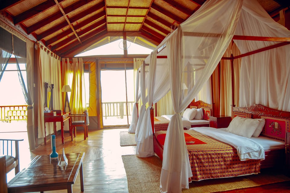 Deluxe Tent | Premium bedding, desk, soundproofing, free WiFi
