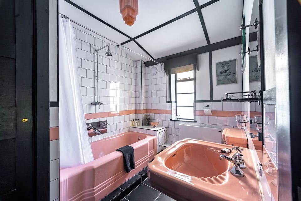 Suite, Garden View, Annex Building (Stirling Suite) | Bathroom | Combined shower/tub, free toiletries, hair dryer