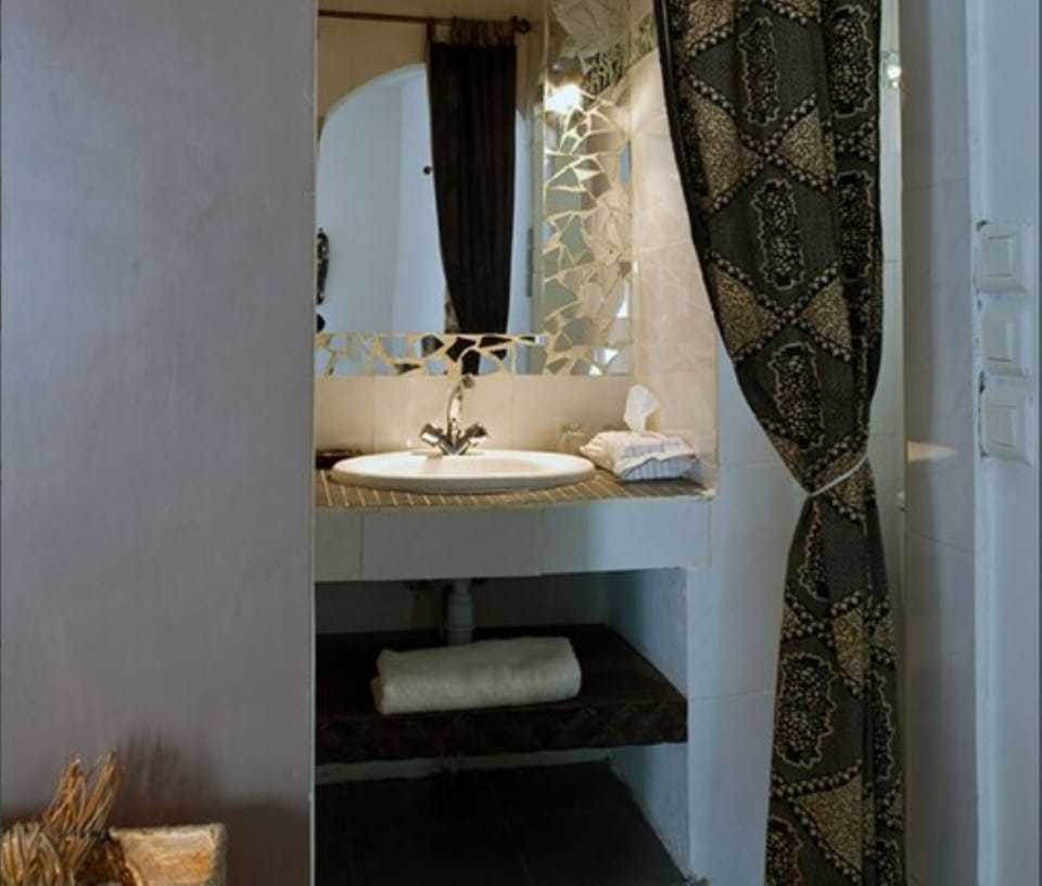 Shower, free toiletries, towels