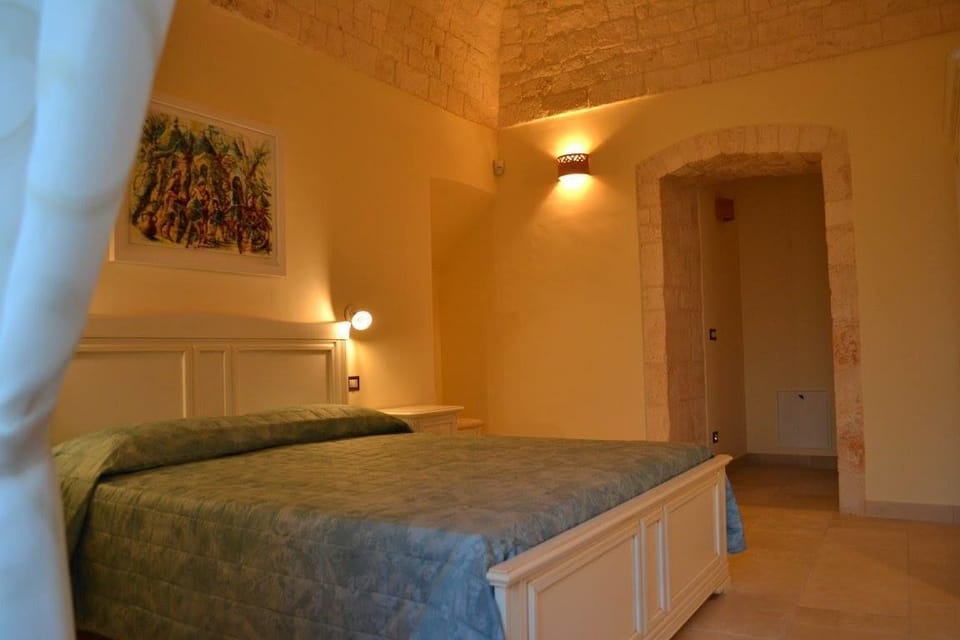 Suite, Hot Tub | Minibar, in-room safe, desk, soundproofing