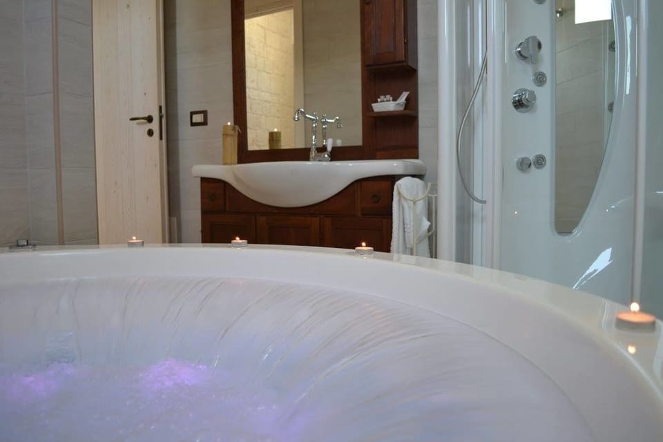 Suite, Hot Tub | Bathroom | Shower, free toiletries, hair dryer, bidet