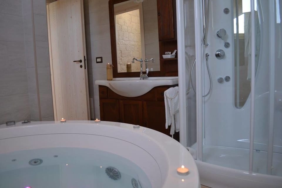 Suite, Hot Tub | Bathroom | Shower, free toiletries, hair dryer, bidet
