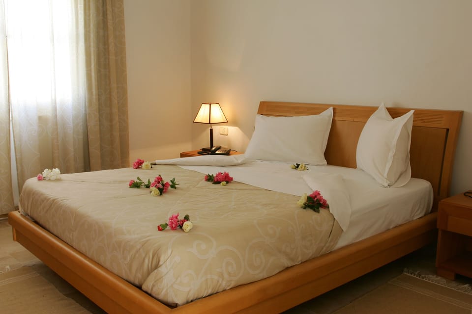 Minibar, in-room safe, bed sheets