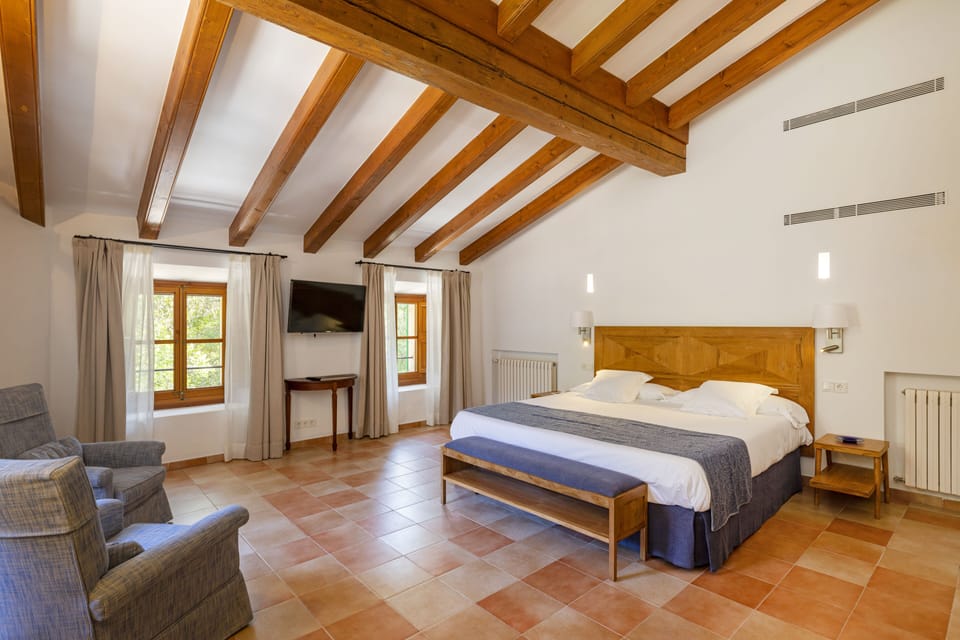 Junior Suite | Premium bedding, down comforters, memory foam beds, minibar