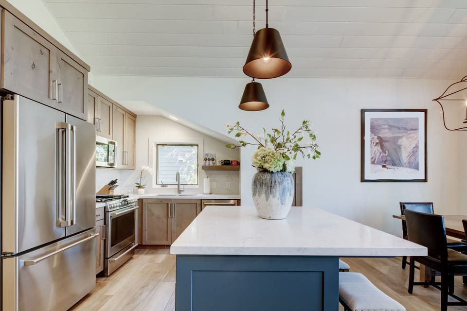 Fully Equipped Kitchen with stainless steel appliances and Kitchen Bar seating for 3