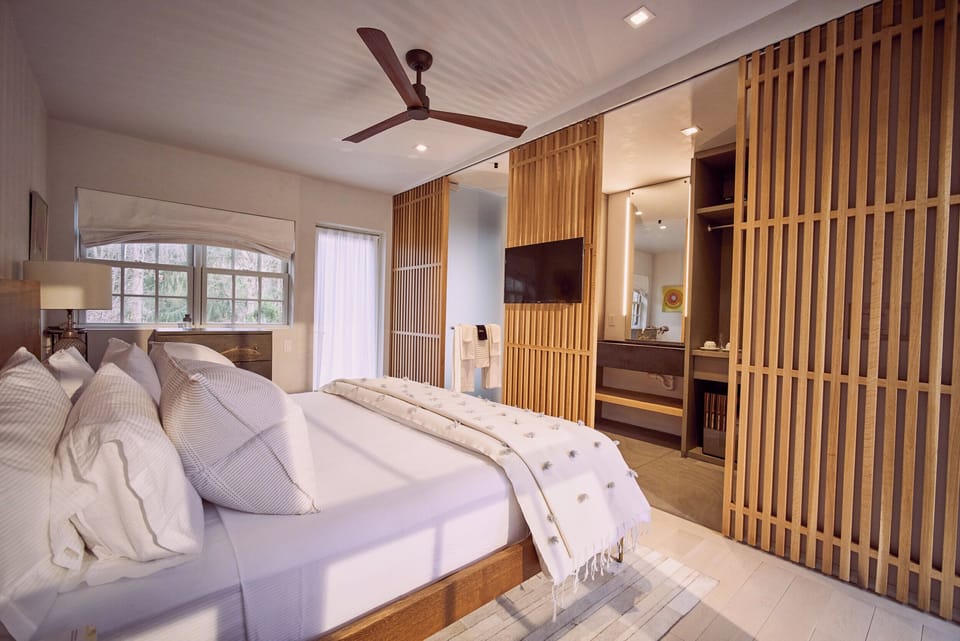 Bay King Rooms | Minibar, in-room safe, individually decorated, individually furnished