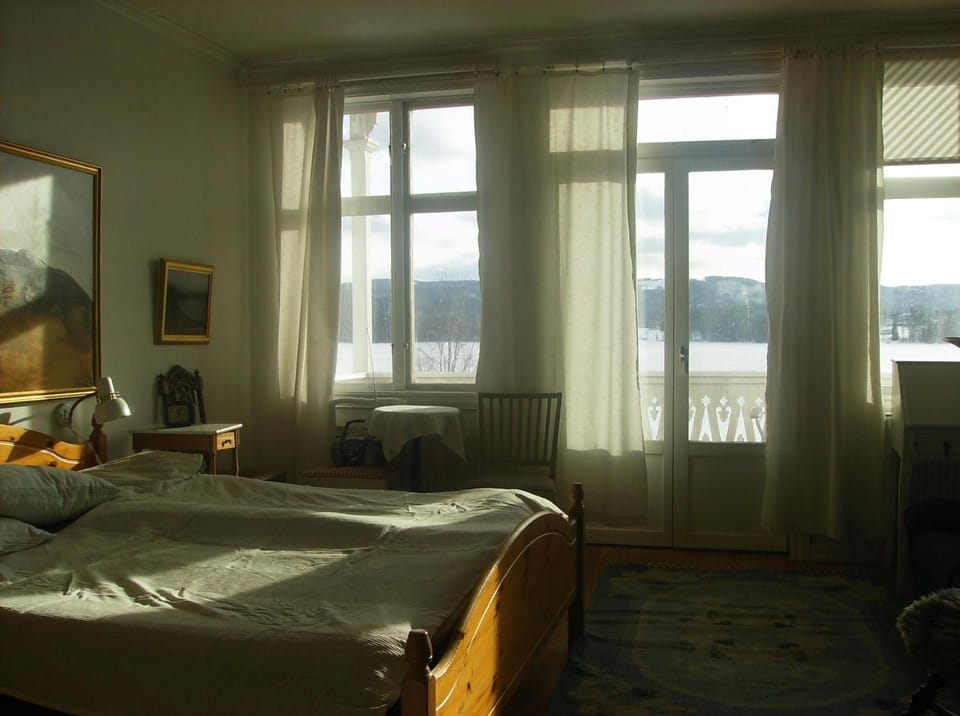 Egyptian cotton sheets, premium bedding, down comforters, desk