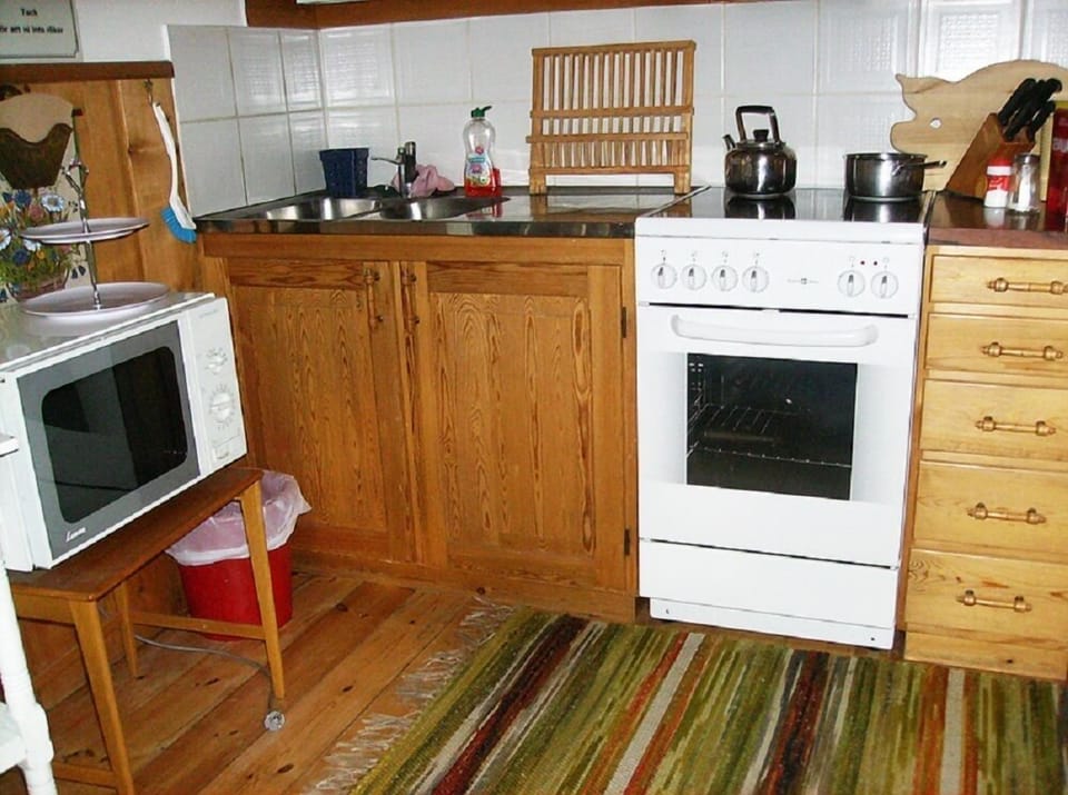 Full-size fridge, microwave, oven, stovetop